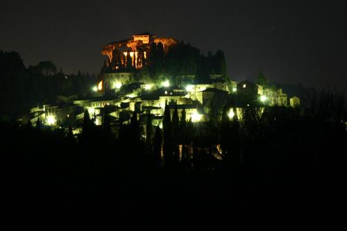 a city lit up at night with a castle on a hill at Casale Scola Cetona in Cetona