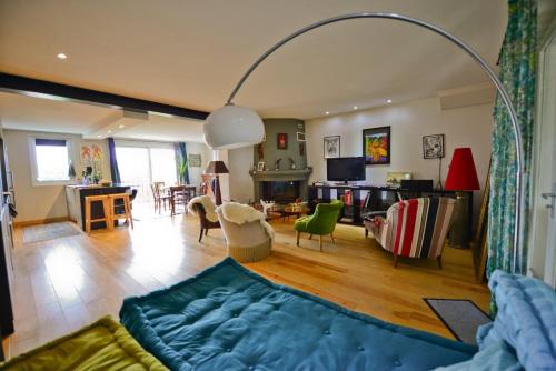 - un salon décloisonné avec un canapé dans l'établissement Maison vue mer à GUETHARY 7 personnes, à Bidart