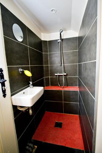 une salle de bain avec un lavabo et une douche dans l'établissement Maison vue mer à GUETHARY 7 personnes, à Bidart