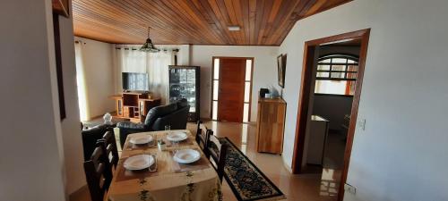 ein Esszimmer mit einem Holztisch und Stühlen in der Unterkunft Apartamento Campos do Jordão in Campos do Jordão
