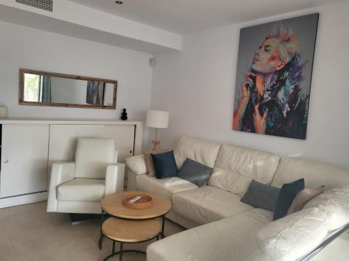 sala de estar con sofá blanco y mesa en Casa Playa La Fontanilla SOTOLODGE, en Conil de la Frontera