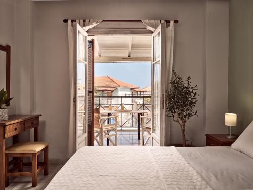 une chambre avec un lit et une vue sur un balcon dans l'établissement Razis Apartments, à Tsilivi