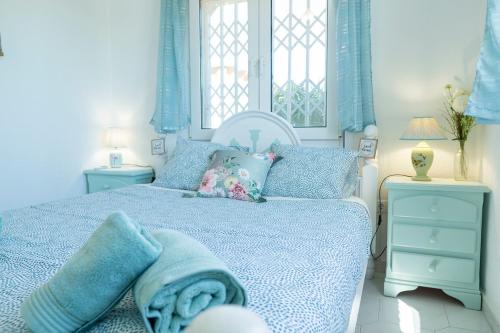 Llit o llits en una habitació de Luxurious Detached villa with private pool and panoramic sea and mountain views
