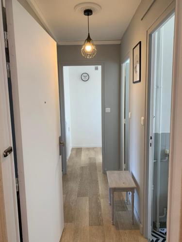 a hallway with a door with a bench and a table at Grand Parking gratuit, De 1 à 4 personnes, Tout équipé, Netflix, Amazon Prime Gratuits et Illimités, Matelas Emma, Lave Linge, Vue sur la Vallée, RDC in Pont-Hébert