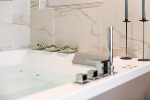Ένα μπάνιο στο Jacuzzi Suite Home by Enjoy Garda Hotel
