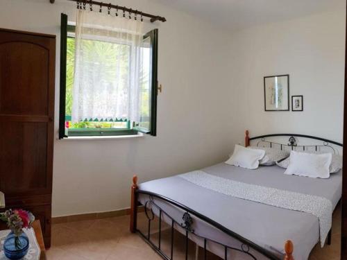 Ένα ή περισσότερα κρεβάτια σε δωμάτιο στο Holiday house Jakov