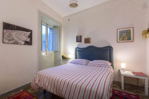 Un pat sau paturi într-o cameră la Erice Villa San Domenico