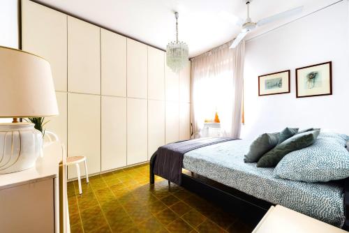 Hostly - Family Home Cisanello tesisinde bir odada yatak veya yataklar