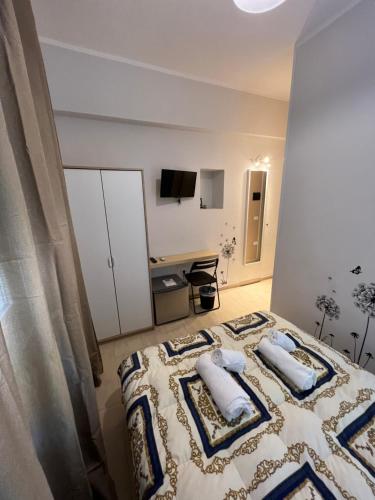 ein Schlafzimmer mit einem Bett mit zwei Kissen darauf in der Unterkunft B&B Villa degli Angeli in Praia a Mare