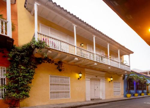 un edificio con un balcón en el lateral. en Casa Baloco By Soho, en Cartagena de Indias