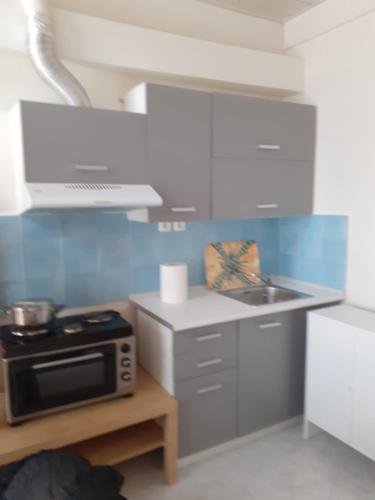 a small kitchen with a stove and a microwave at ΜΑΡΓΑΡΙΤΑ in Salamina