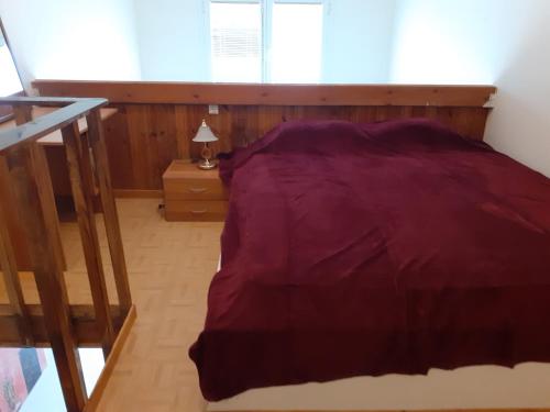 a bedroom with a bed with a purple blanket at ΜΑΡΓΑΡΙΤΑ in Salamina