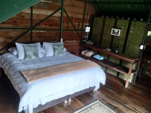Ecohotel Pinohermoso Reserva Natural tesisinde bir odada yatak veya yataklar
