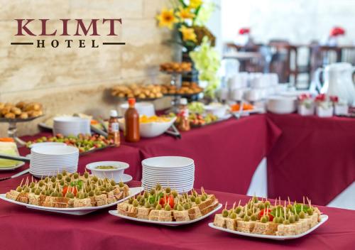 a table with plates of food on a red table at Hotel Klimt in Xalapa