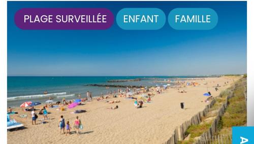 un grand groupe de personnes sur une plage dans l'établissement La Carabasse Vias Plage Mobile Home 8 personnes, à Vias