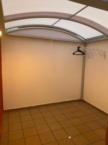 an empty room with a basketball hoop on the wall at Hospedaje Los Cedros in Girón