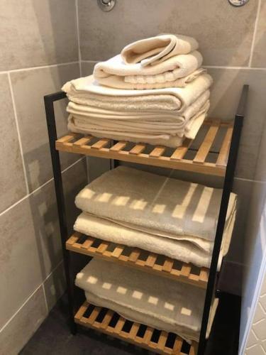 - une rangée de serviettes sur un portant dans la salle de bains dans l'établissement Suite de charme au pied de la cathédrale, à Laon