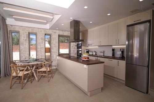 Η κουζίνα ή μικρή κουζίνα στο Pangea Villas- Villa Irene