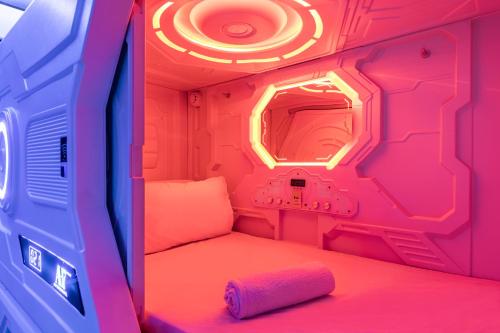 Postel nebo postele na pokoji v ubytování Art Seven Hostel Capsules