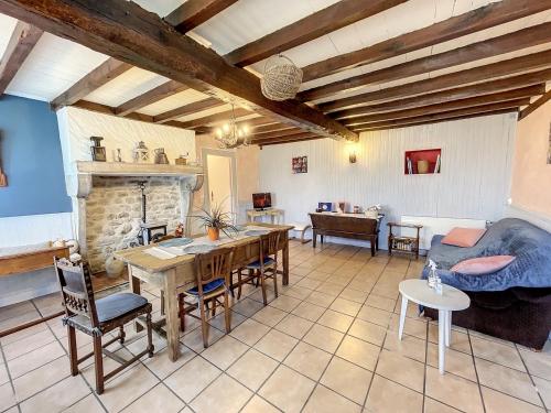 un salon avec une table et une cheminée dans l'établissement APPARTEMENT INDÉPENDANT plein de charme 2 chambres, à Gannat