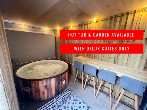 una bañera de hidromasaje y un jardín solo con djahuinis en Osborne luxury hot tub and jacuzzi suites en Blackpool