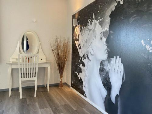 a room with a large mural of a woman at Schöne Lemgoer Unterkunft in Lemgo