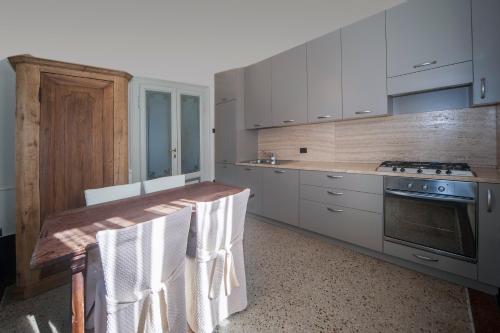 Η κουζίνα ή μικρή κουζίνα στο Villa Sofia