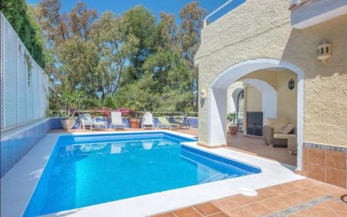 Piscina en o cerca de Charming Andalusian style villa en Nueva Andalucia