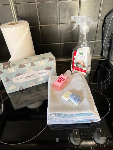 een tafel met een fles zeep en een doos tandpasta bij Vakantiehuis Gertrude in Middelkerke