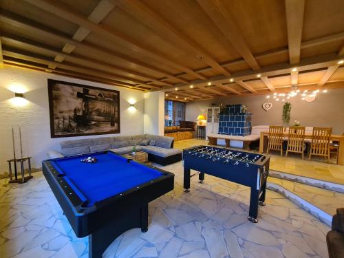 a living room with two pool tables and a couch at Piratenbucht am Brombachsee in Pleinfeld