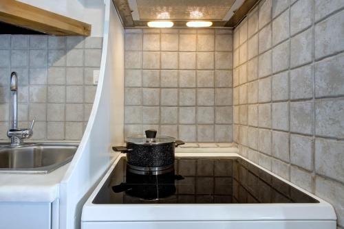 una cucina con un vaso nel mezzo di un lavandino di Corfu Centro Storico flat a Città di Corfù