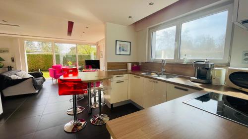 eine Küche mit Spüle und Arbeitsplatte in der Unterkunft Villa avec jardin aux portes du Touquet Paris-Plage in Cucq