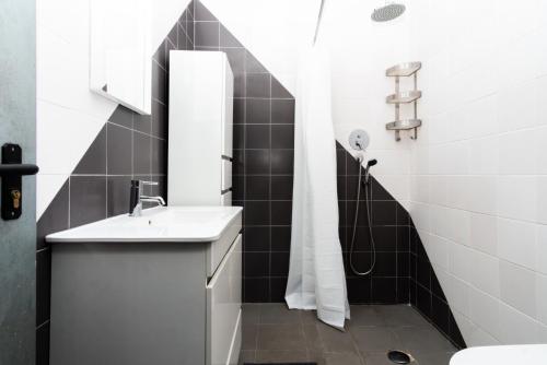 Et badeværelse på Casa da Felicidade Nazaré