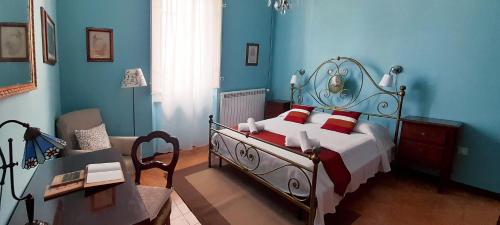 a bedroom with a bed in a blue room at Il Ramingo in Lucca
