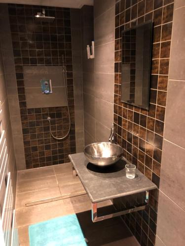 La salle de bains est pourvue d'un lavabo sur un comptoir. dans l'établissement Rumah Indo Garden, à Wilp