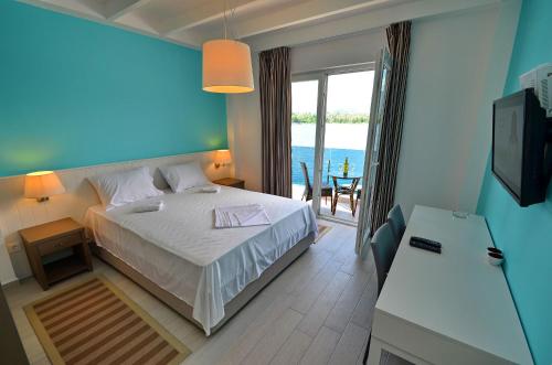 una camera da letto con un letto e vista sull'oceano di Apartments Bojana a Tivat