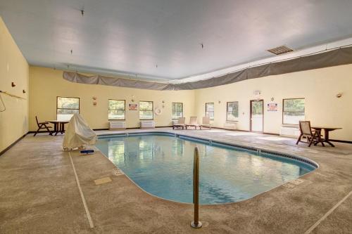 - une grande piscine dans une grande pièce dans l'établissement Holiday Inn Express Columbus South - Obetz, an IHG Hotel, à Obetz