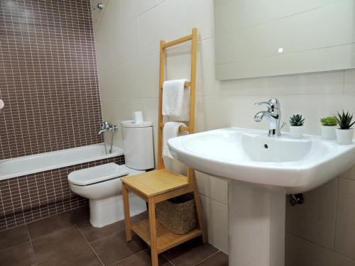ein weißes Bad mit einem Waschbecken und einem WC in der Unterkunft Casa Aurea-Apartamento zona antigua,parking y wifi by DeLabra Apartments in Oviedo