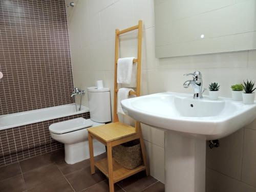 A bathroom at Casa Aurea-Apartamento zona antigua,parking y wifi by DeLabra Apartments