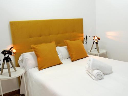 A bed or beds in a room at Casa Aurea-Apartamento zona antigua,parking y wifi by DeLabra Apartments