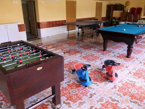 - deux tables de ping-pong dans une salle avec des billards dans l'établissement Justinos Vila, à Palanga