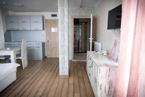 Cuina o zona de cuina de семеен хотел Прованс Ахелой