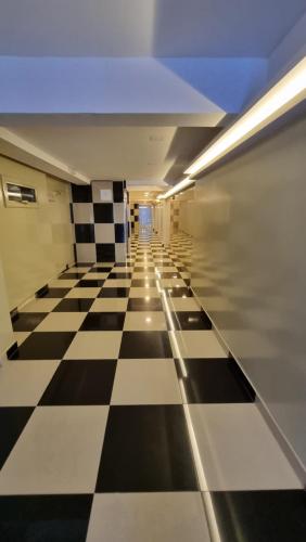 a hallway with a checkered floor and a subway train at Hermoso departamento, excelente ubicación. in Salta