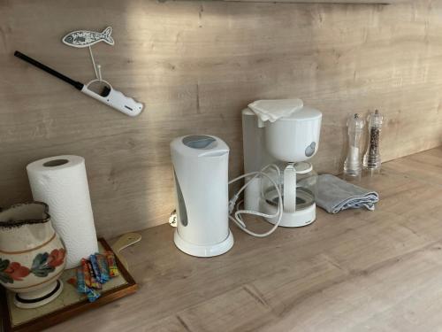 - un comptoir de cuisine avec deux appareils blancs au sol dans l'établissement EOLE 22 Binic, à Binic