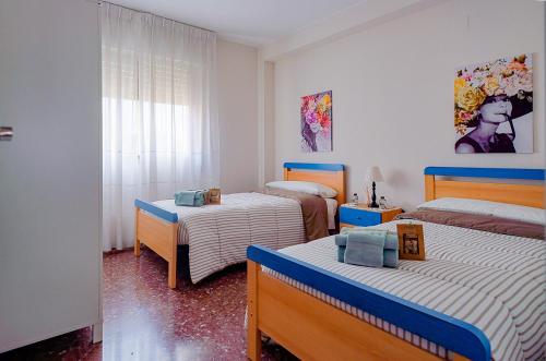 1 dormitorio con 2 camas y ventana en Apartamento turístico Parque Borja, en Borja