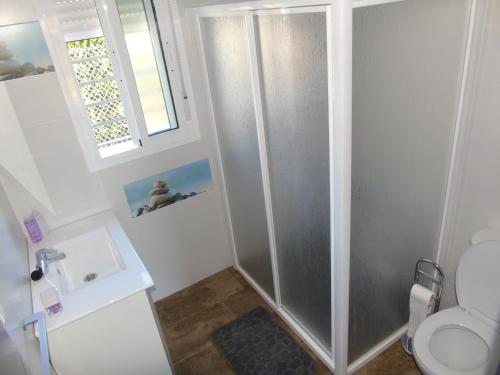 La salle de bains est pourvue d'une douche, de toilettes et d'une fenêtre. dans l'établissement Casa rural Ajolí, à El Palmar