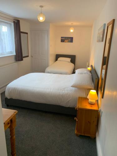 Katil atau katil-katil dalam bilik di Delamere ground floor holiday flat