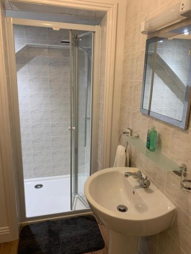 Ένα μπάνιο στο Delamere ground floor holiday flat