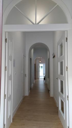 an empty hallway with white walls and a ceiling at Iulia Emérita Centro in Merida