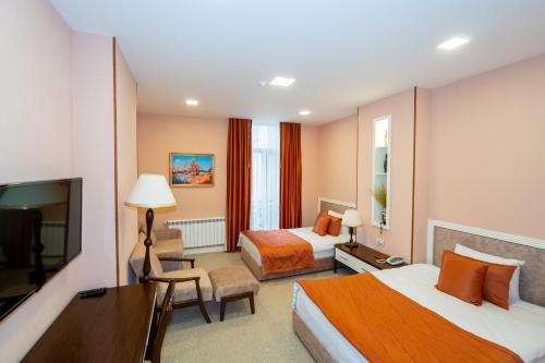 Una cama o camas en una habitación de ILK INN HOTEL